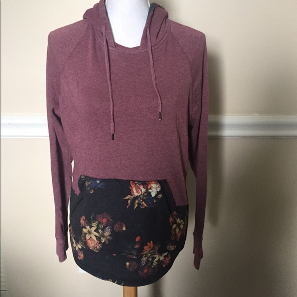 on the byas Tops - Sweatshirt by On The Bays
